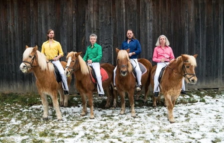 Fuzman and The Singing Rebels auf den Pferden